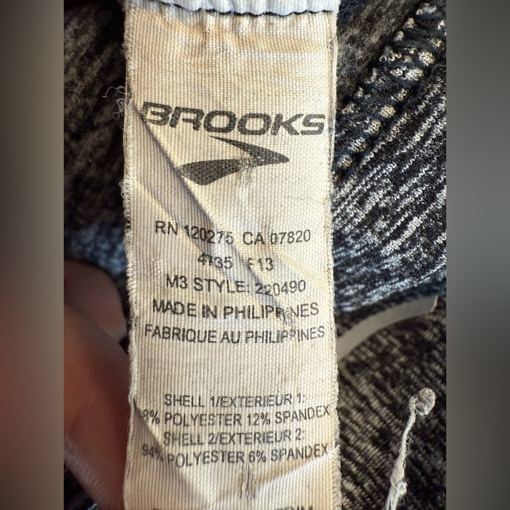 Brooks Running Athletic Long Sleeve Zip up lightweight jacket with hood Size XL - Picture 4 of 8
